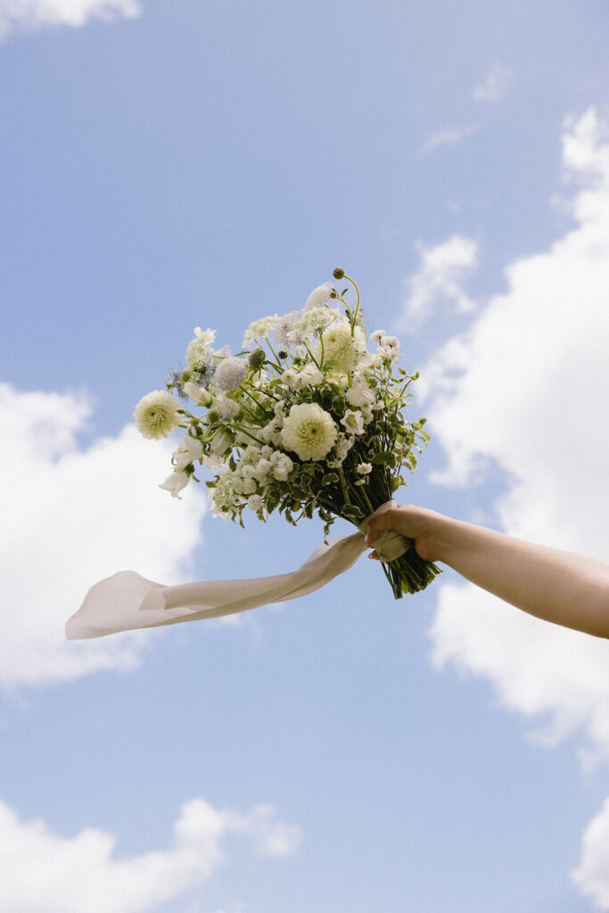 stunning picture of the wedding bouquet
