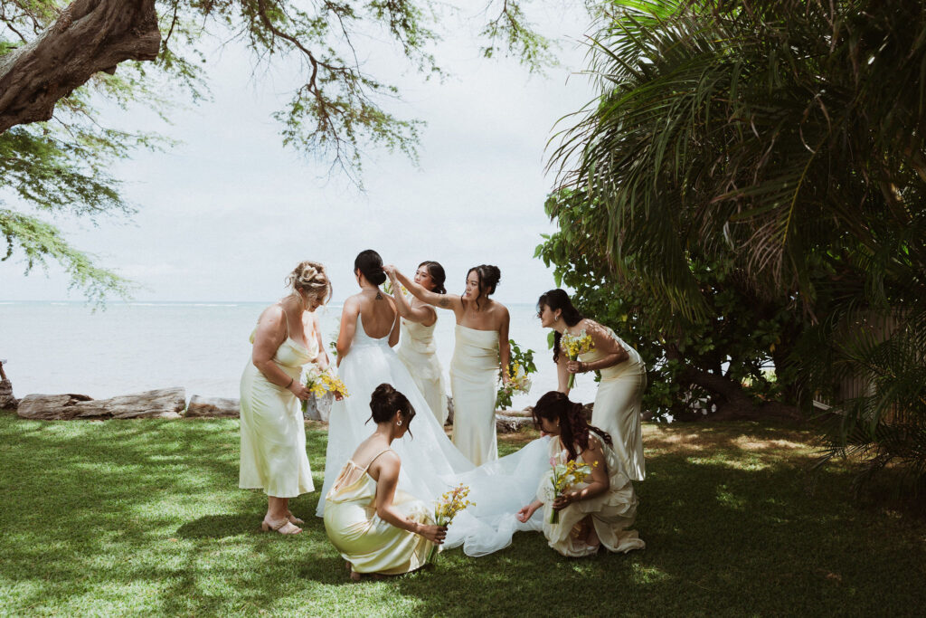 cute picture of the bride and her bridesmaids